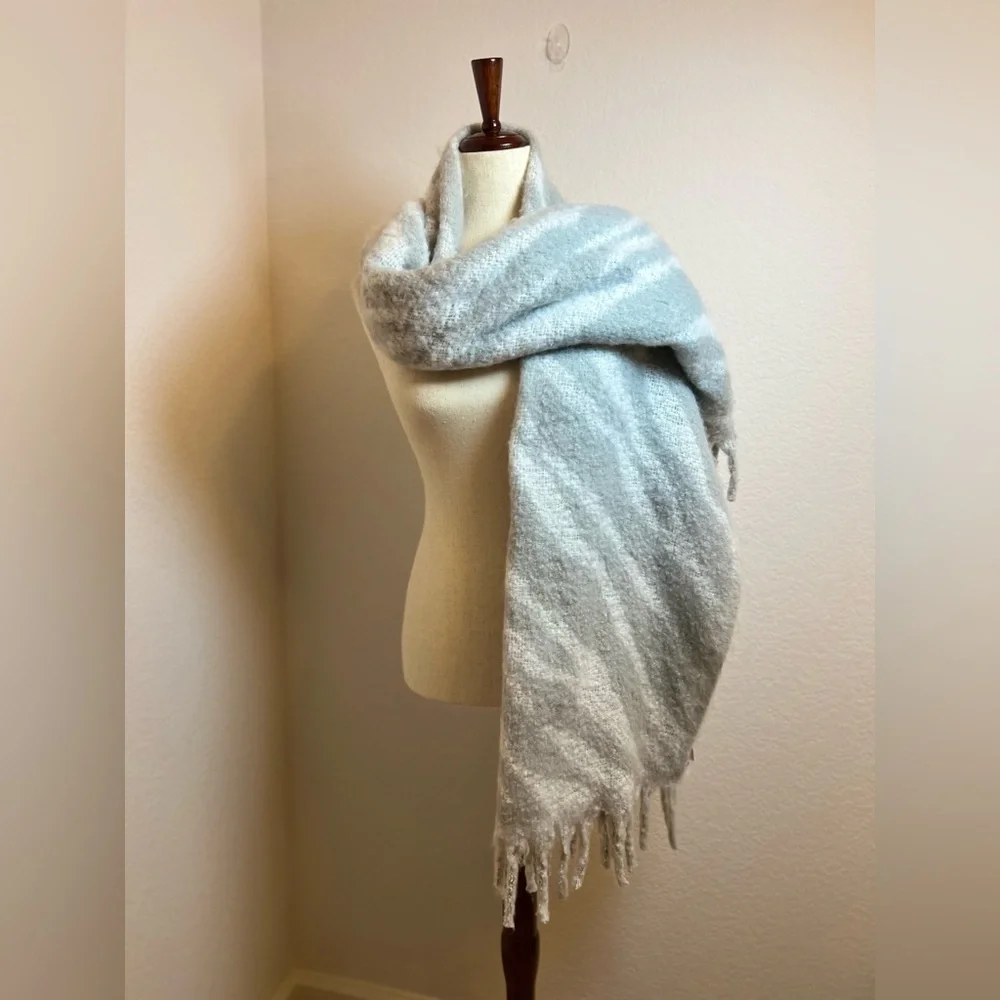GAP Soft Gray‎ and White Shawl One Size